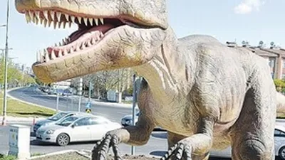 Bir belediye daha dinozor yaptırıyor !