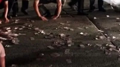 Havalimanında paralar aprona saçıldı !