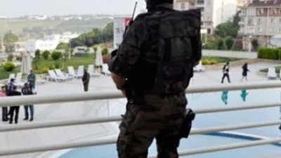 Havuz başında yakalandı !