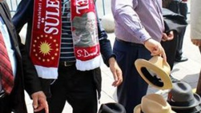 Çuvalla fötr şapka sattı
