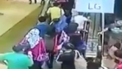 Merdivene fazla kişi binince...