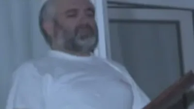 Polisi görünce namaza durdu !