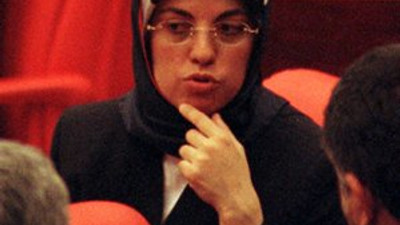 Yemin törenine başörtüsüyle geldi