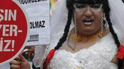 LGBT yürüyüşüne müdahaleye Lady Gaga isyanı !