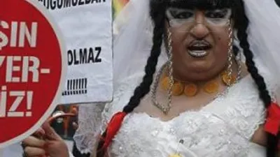 LGBT yürüyüşüne müdahaleye Lady Gaga isyanı !