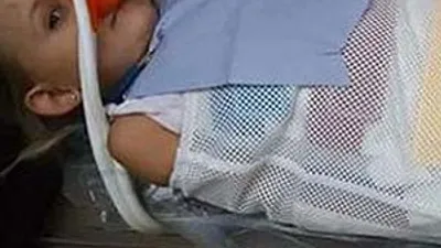 Küçük kızını bağlı gören baba şoke oldu !