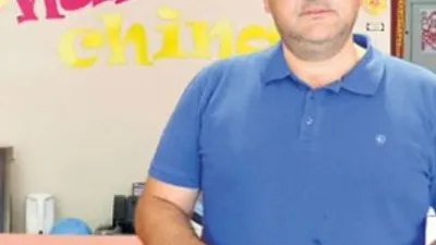 Uygur Türkü korkup kaçtı !