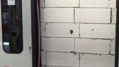 Tren kapısına duvar ördüler