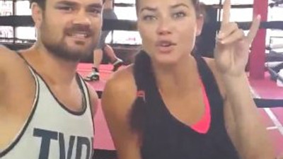 Adriana Lima bozkurt işareti yaptı
