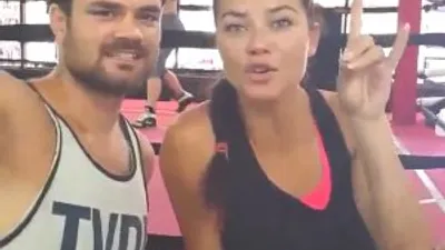 Adriana Lima bozkurt işareti yaptı