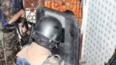 Gecekonduda polis malzemesi bulundu !
