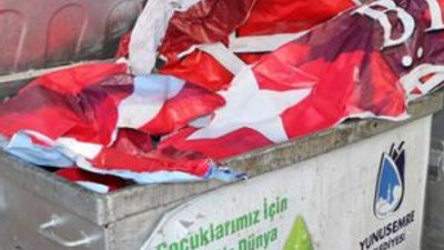 MHP'li belediyenin astığı Türk Bayraklı afişleri yırttılar !