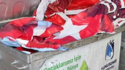 MHP'li belediyenin astığı Türk Bayraklı afişleri yırttılar !