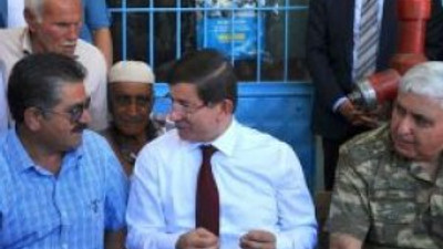 Davutoğlu'dan Mehmetçik'e moral ziyareti
