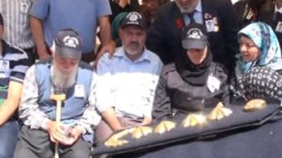 Cenazede başlarına polis şapkası taktılar