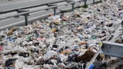 Sel suları çöp dağlarını ortaya çıkardı !