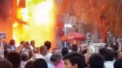 Yakılan işyerinde anlamlı pankart !