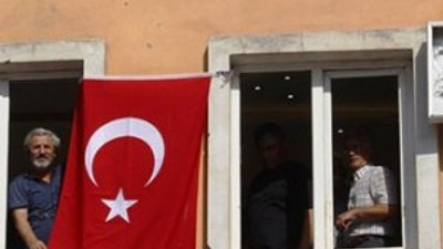 Bu kez HDP'liler Türk bayrağı astı