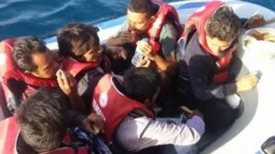 Çanakkale'de kaçak teknesi alabora oldu !
