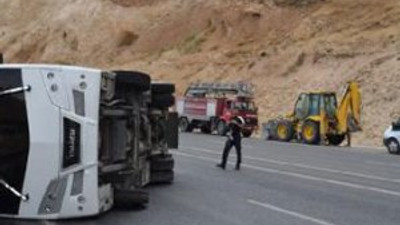 Çevik kuvvet otobüsü devrildi: Yaralılar var
