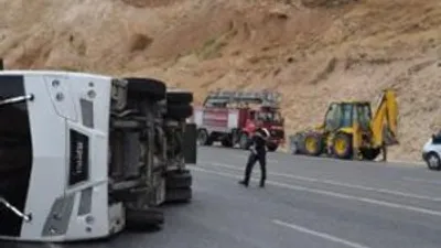 Çevik kuvvet otobüsü devrildi: Yaralılar var