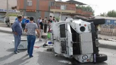 Diyarbakır'da polisler kaza yaptı !