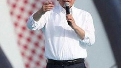 Davutoğlu mitingte selfie çekti