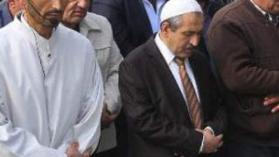 Cenaze namazını rol arkadaşı kıldırdı