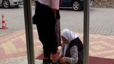 Engelli oğlunun ayakkabısını böyle bağladı !