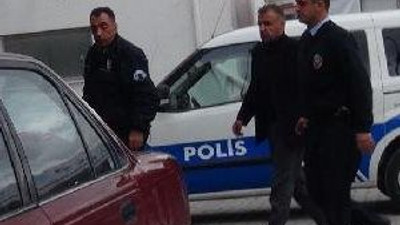 Polis memuru başhekimi vurdu !