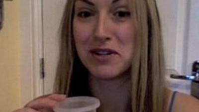 Her gün yüzüne sperm sürüyor