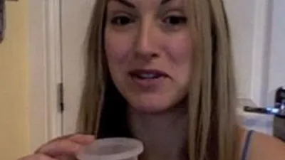 Her gün yüzüne sperm sürüyor