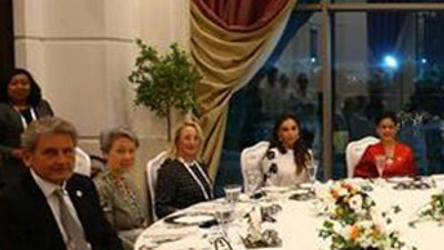 Liderlerin eşlerinin masasındaki tek erkek