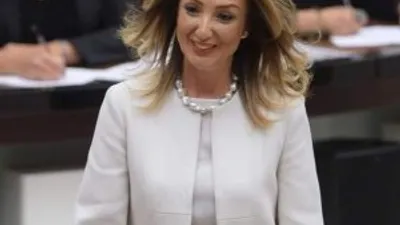 Kıyafetiyle göz doldurdu !