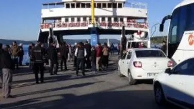 Feribot iskeleye çarptı: 13 yaralı