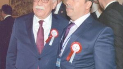 Yılın öğretmeni ödülünü aldı