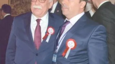 Yılın öğretmeni ödülünü aldı