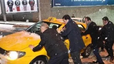 Başkan Murat Hazinedar Yolda Kalan Araçları İtti