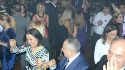 Niran Ünsal sahneye perukla çıktı !