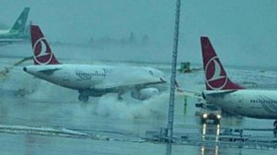 Yüzlerce uçak seferi yine iptal edildi