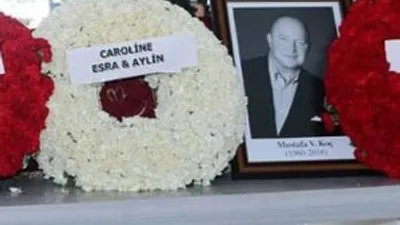 Mustafa Koç'un tabutuna üç çiçek