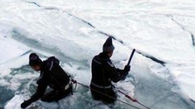 11 yaşındaki çocuk buz tutan nehre düştü !