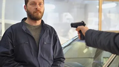 Umut'un elindeki silah patlıyor