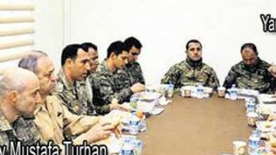 Komutanların masasında dikkat çeken iki isim