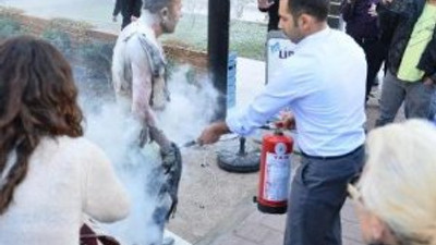 Belediye önünde kendini yaktı !