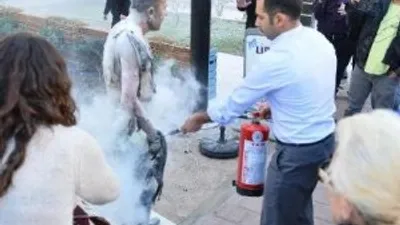 Belediye önünde kendini yaktı !