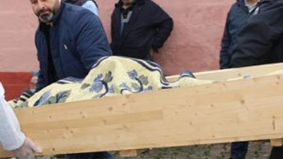 Köpeğini ve babasını baltayla öldürdü !