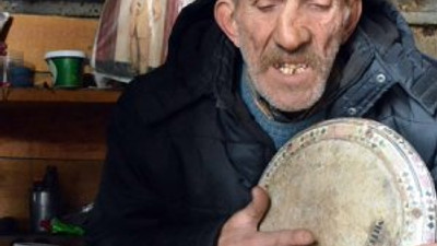 52 yıldır sevdiği kadını bekliyor !