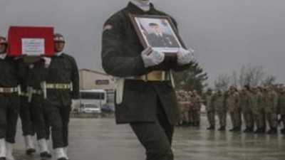 Şehidi uğurlarken gözyaşlarına boğuldu