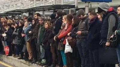 Metrobüs durakları doldu taştı